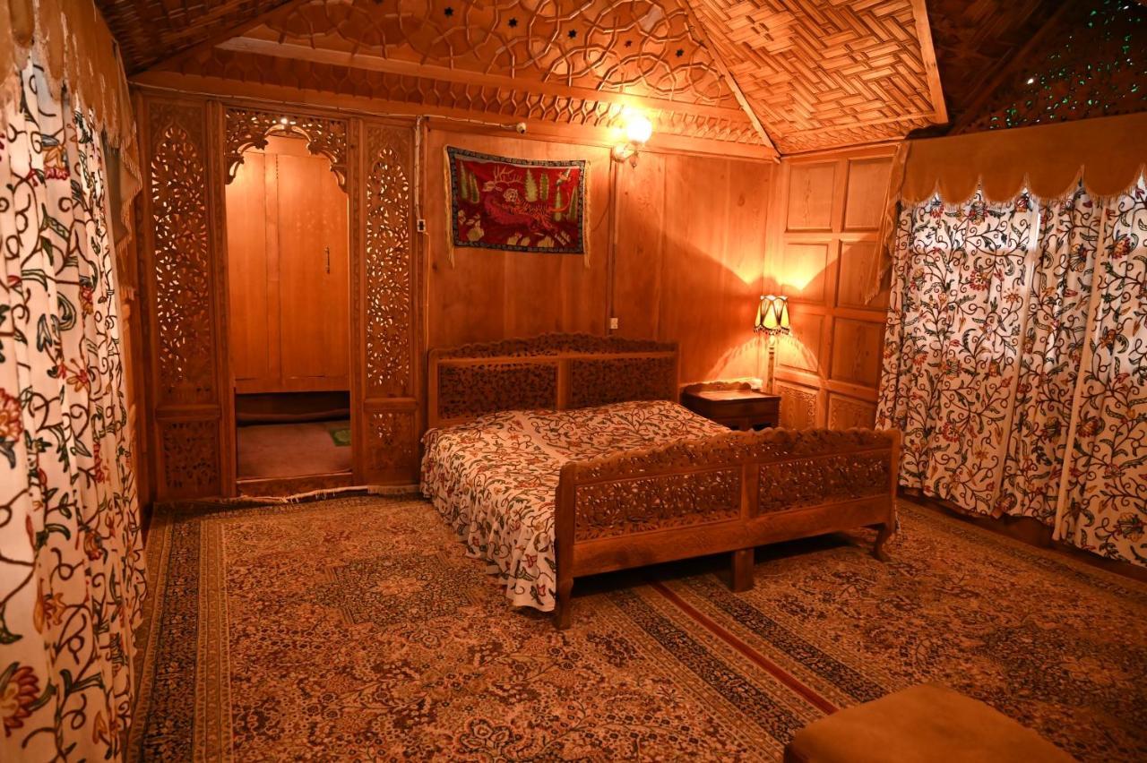 Kings Houseboats Hotel Srinagar  Exterior photo