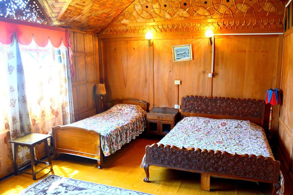 Kings Houseboats Hotel Srinagar  Room photo