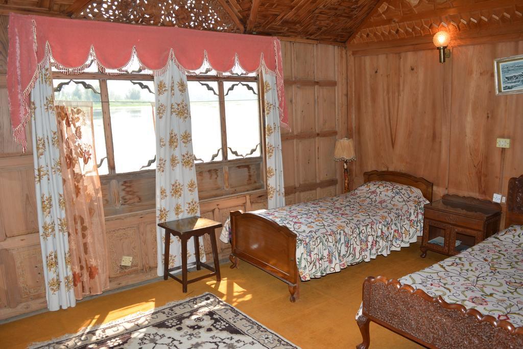 Kings Houseboats Hotel Srinagar  Room photo