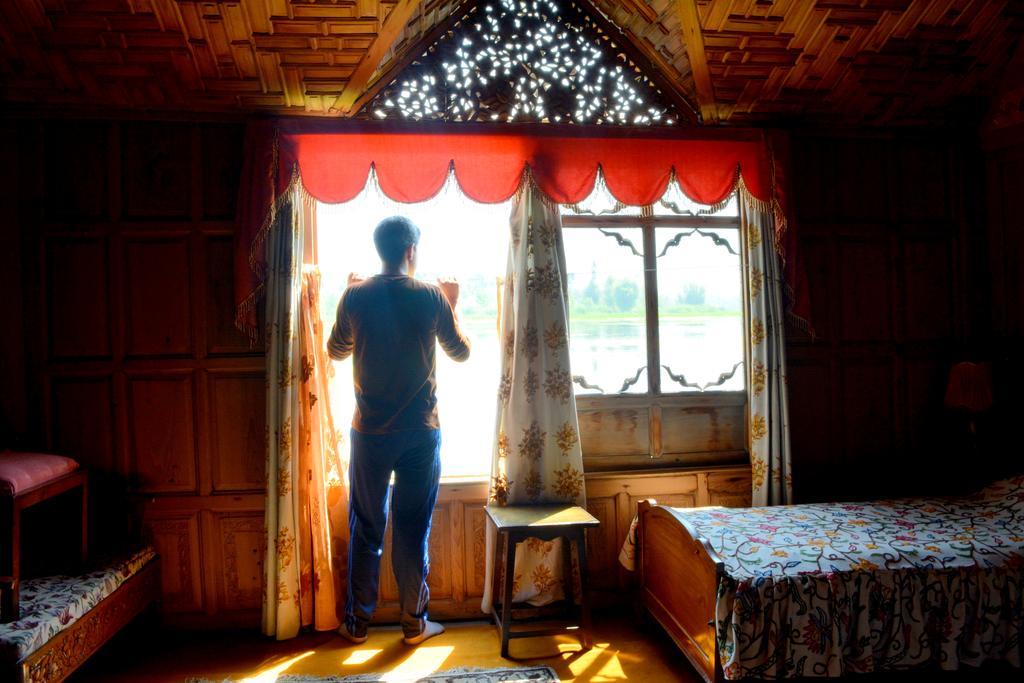 Kings Houseboats Hotel Srinagar  Exterior photo