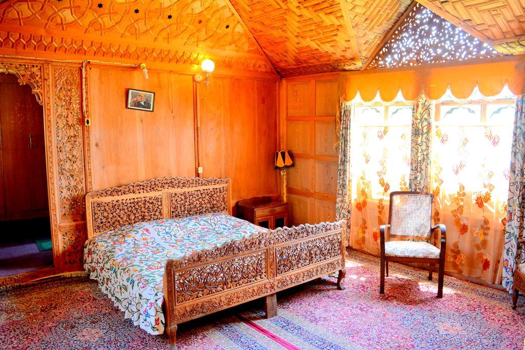 Kings Houseboats Hotel Srinagar  Exterior photo
