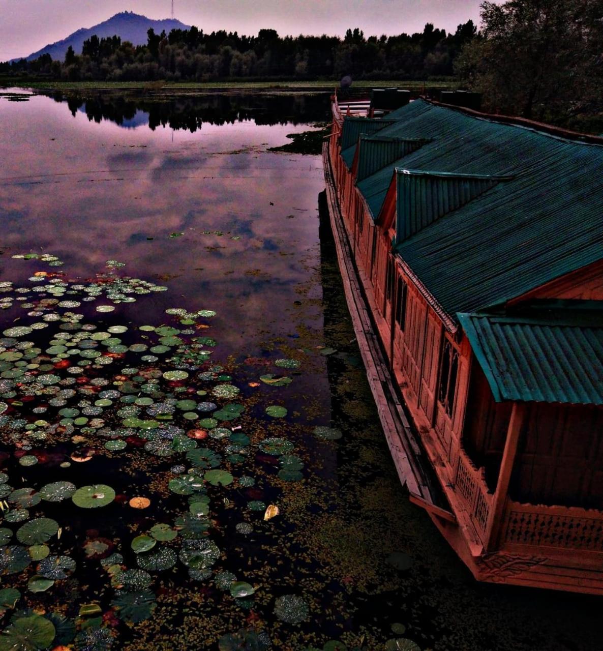 Kings Houseboats Hotel Srinagar  Exterior photo